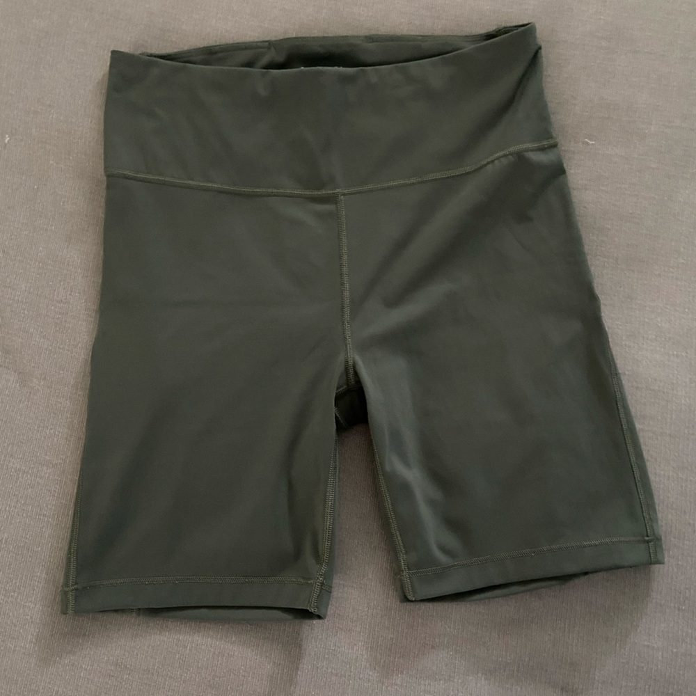 Athleta ultimate stash pocket 7” short womens medium